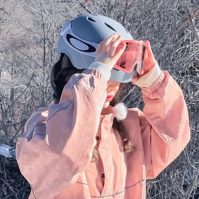 戴流苏耳环的少女